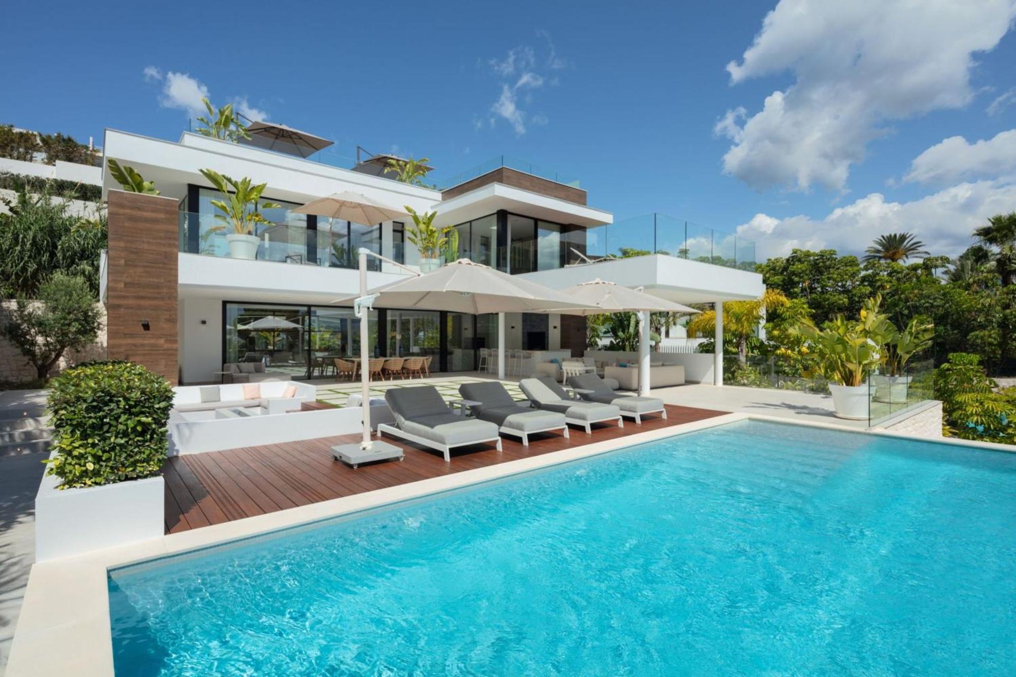 Vacation I Almost Heaven, New Built Villa, Rooftop Jacuzzi, Infinity Heated Pool Villaer *