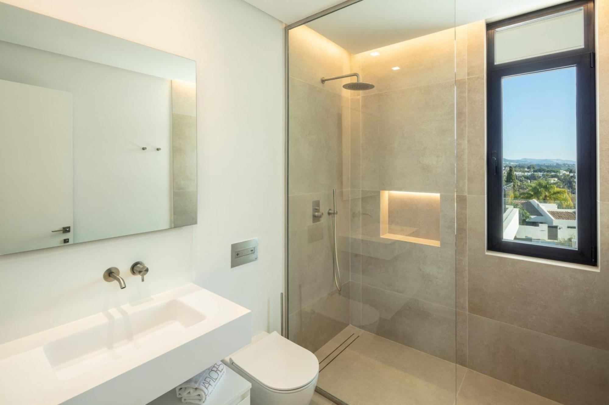 Villaer Vacation I Almost Heaven, New Built Villa, Rooftop Jacuzzi, Infinity Heated Pool Marbella