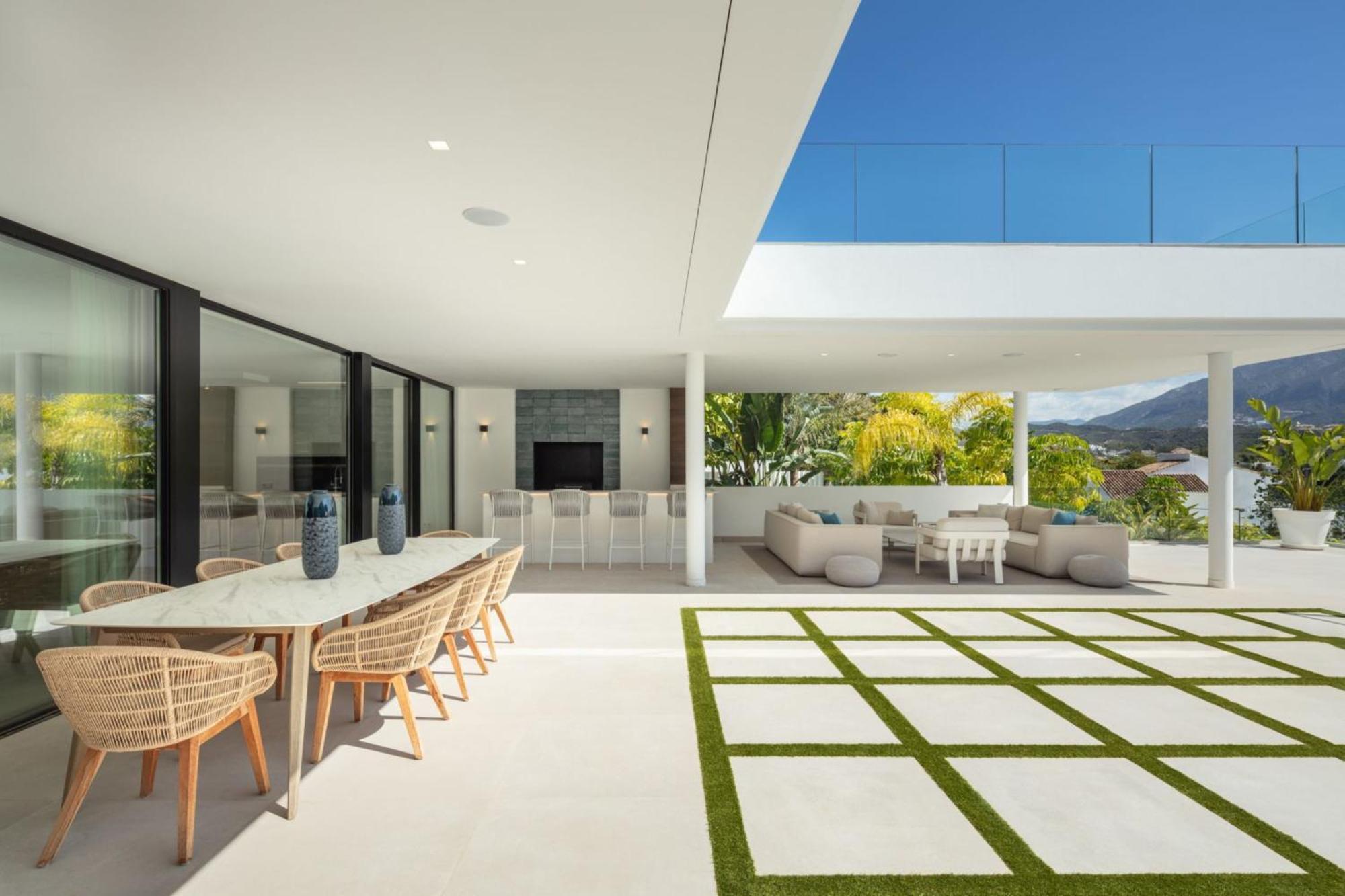 Vacation I Almost Heaven, New Built Villa, Rooftop Jacuzzi, Infinity Heated Pool Villaer Marbella