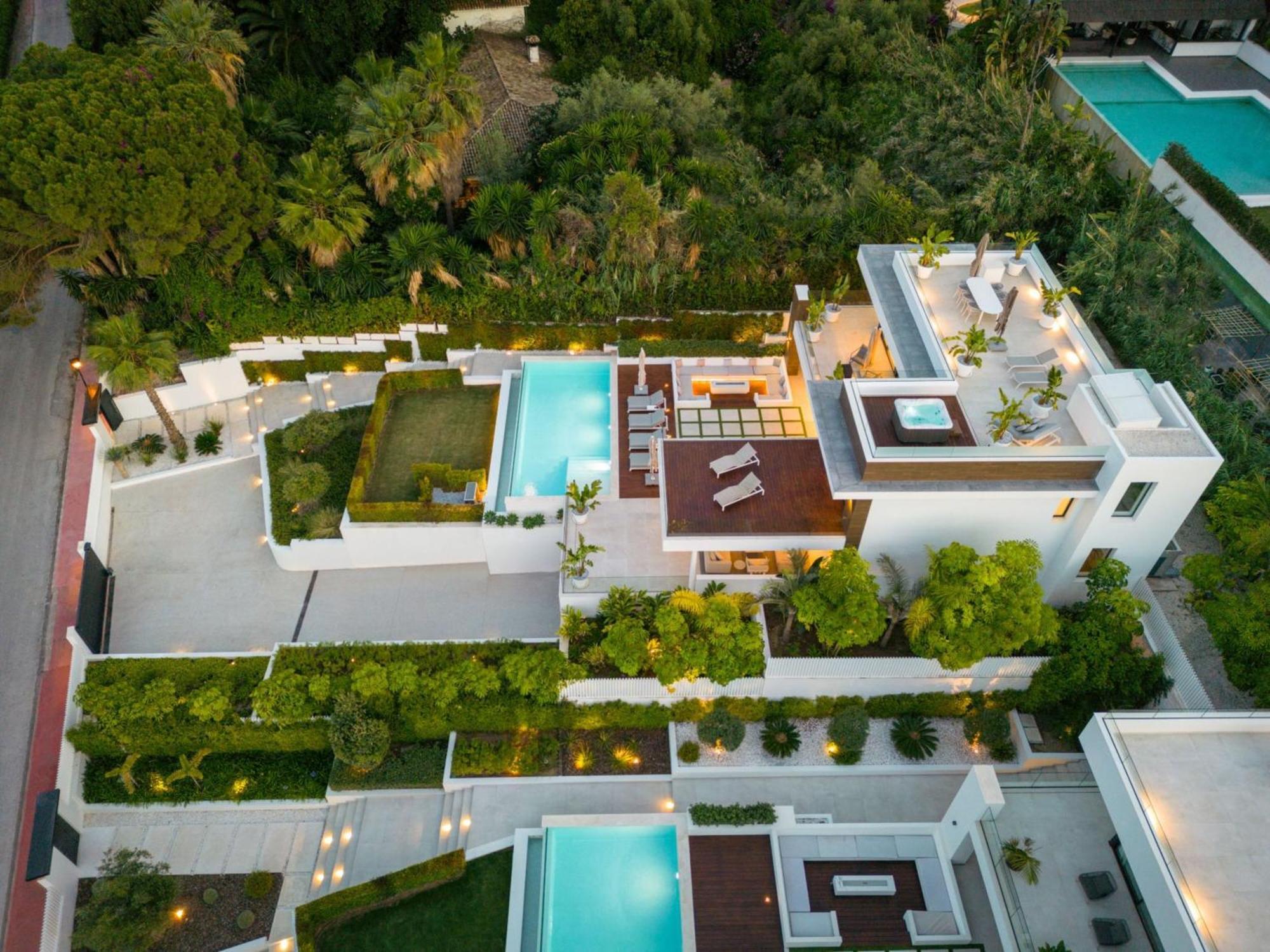 Villaer Vacation I Almost Heaven, New Built Villa, Rooftop Jacuzzi, Infinity Heated Pool Marbella